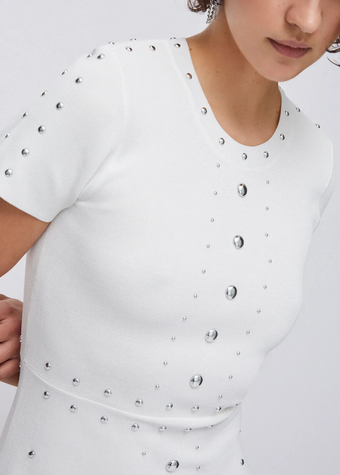 Abito in maglia con borchie
