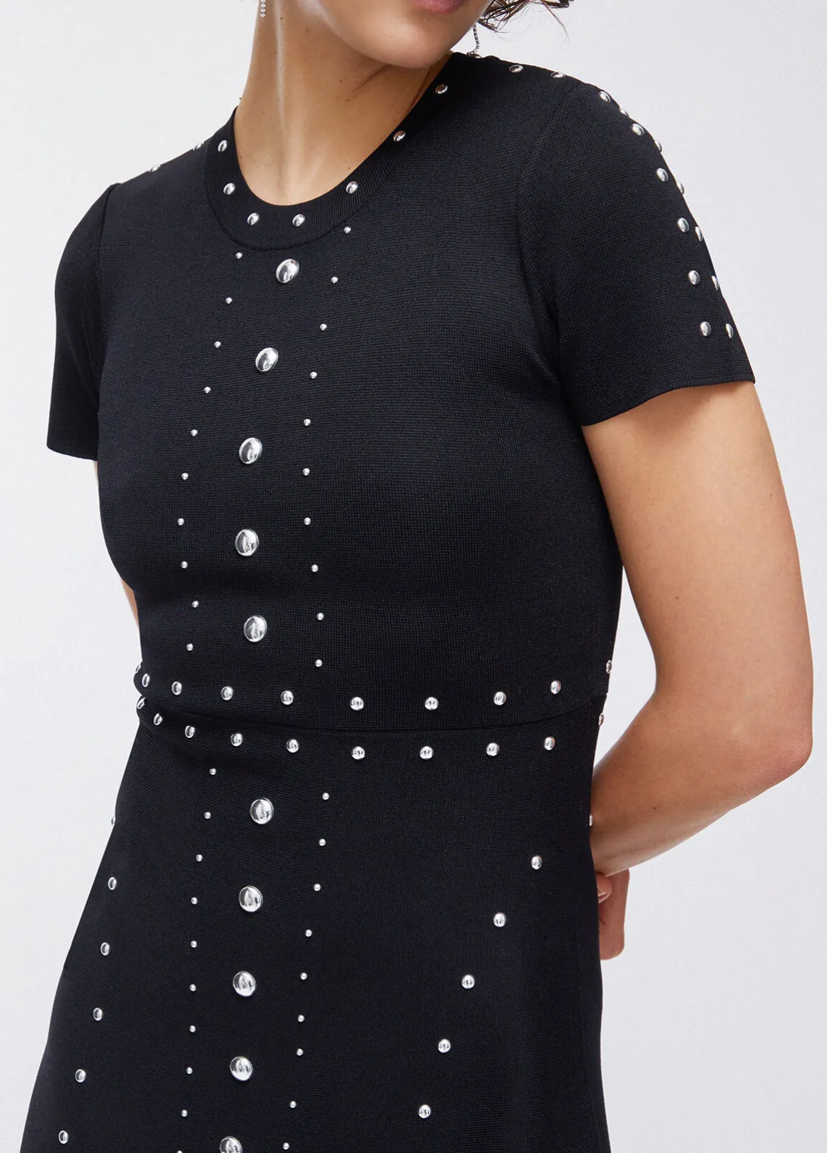Abito in maglia con borchie