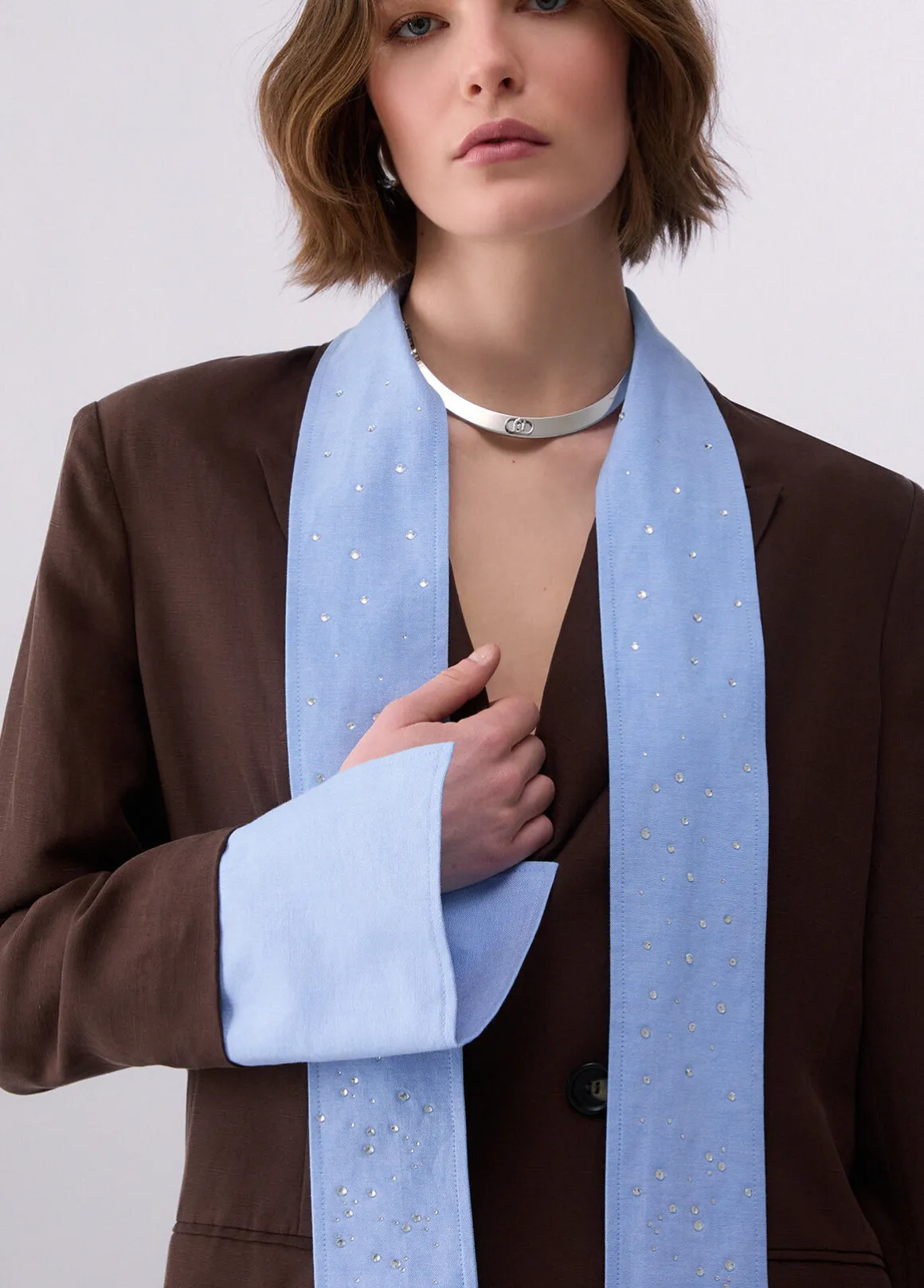 Blazer con sciarpa gioiello