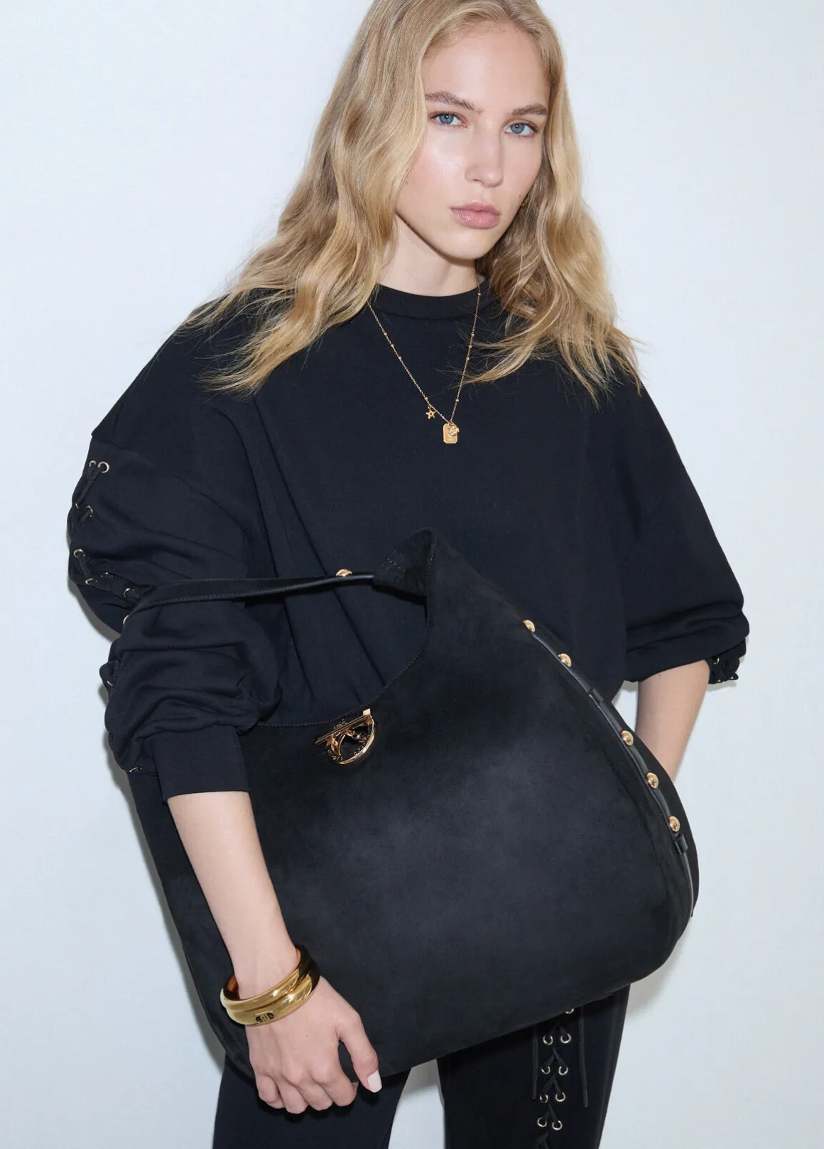 Borsa hobo grande con borchie