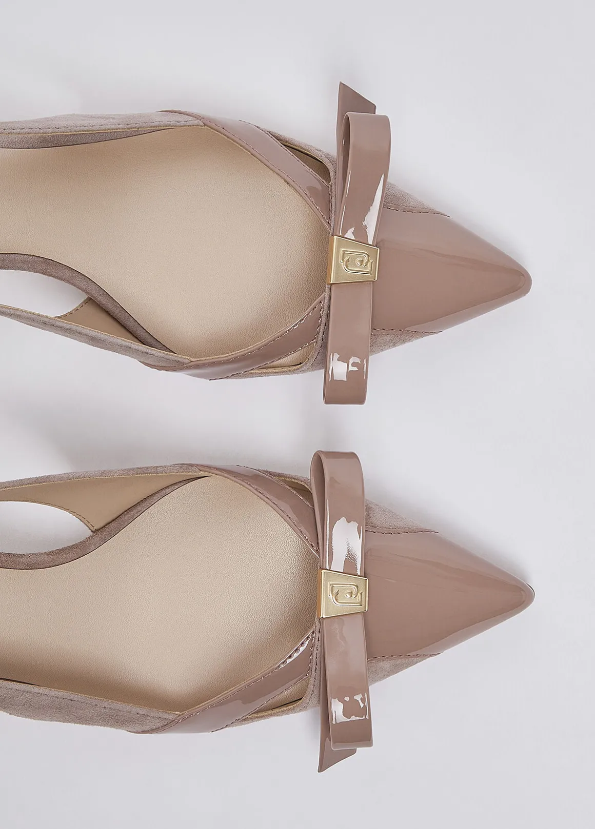 Décolleté in suede con cut-out