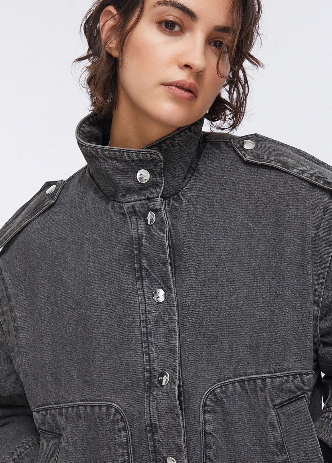 Giacca in denim con ricamo dietro