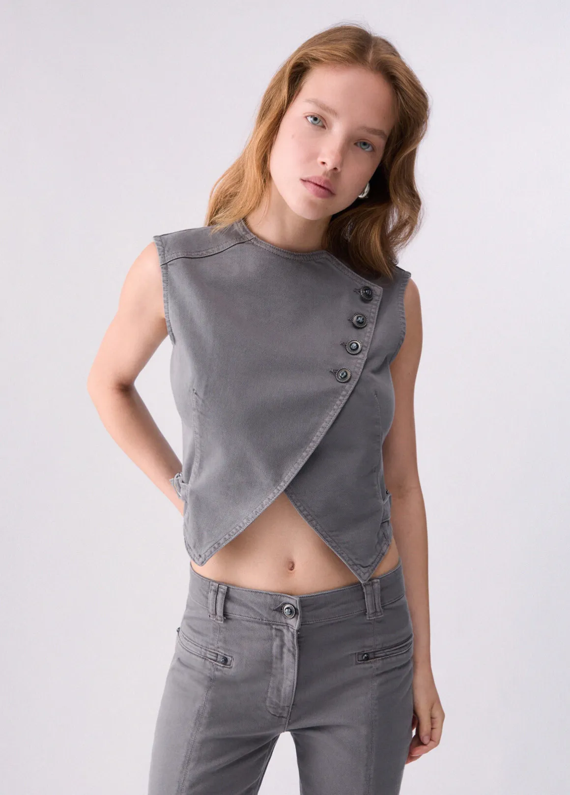 Gilet slim fit asimmetrico