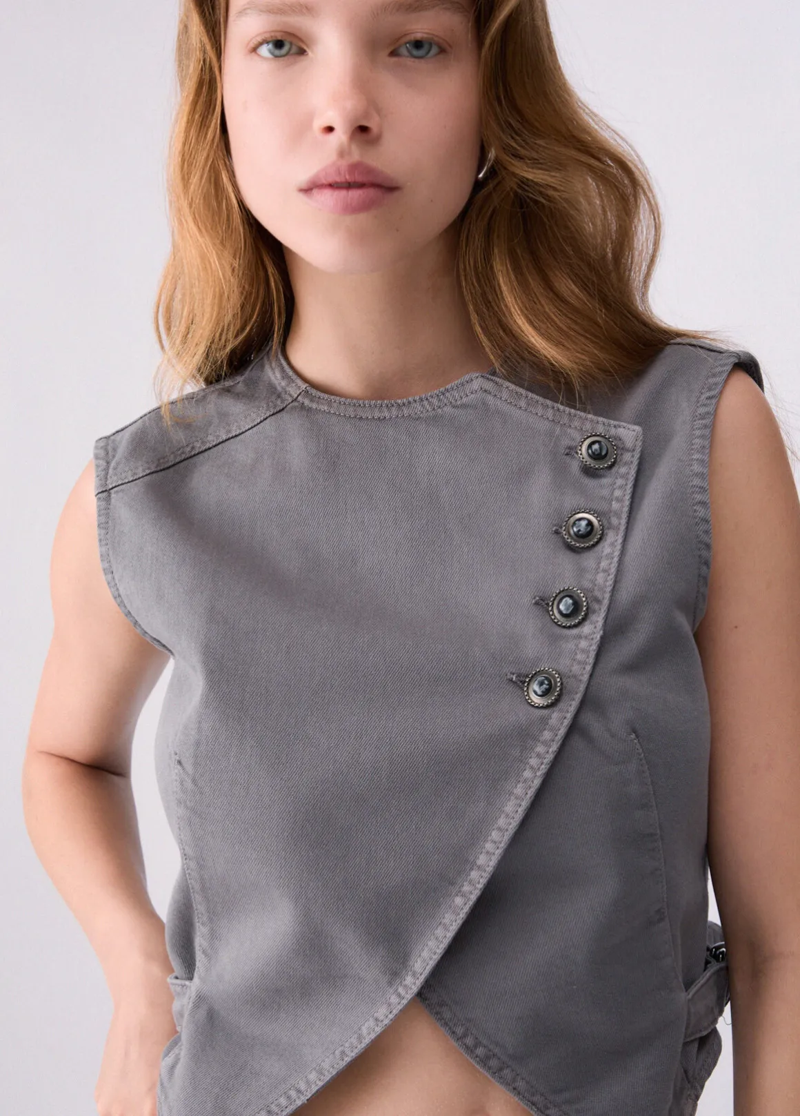 Gilet slim fit asimmetrico