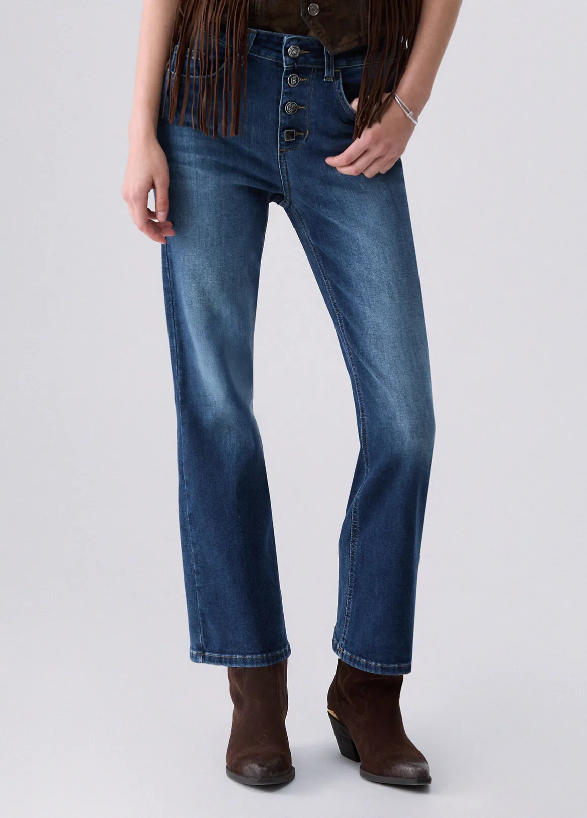 Jeans bootcut con bottoni gioiello
