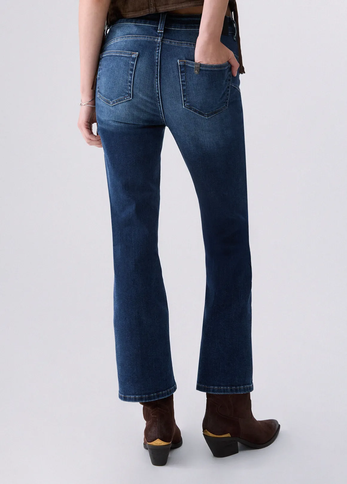 Jeans bootcut con bottoni gioiello