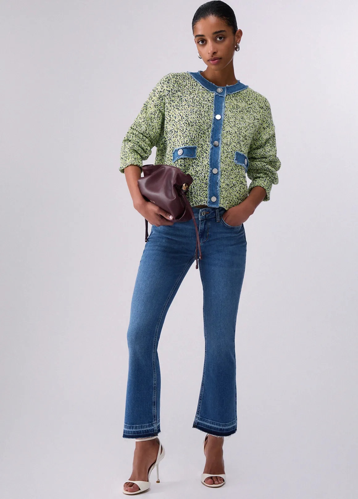 Jeans bootcut con orli unfinished