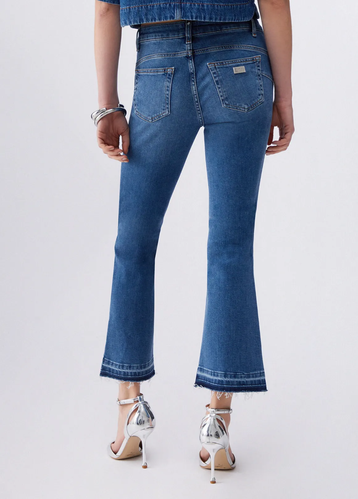 Jeans bootcut con orli unfinished