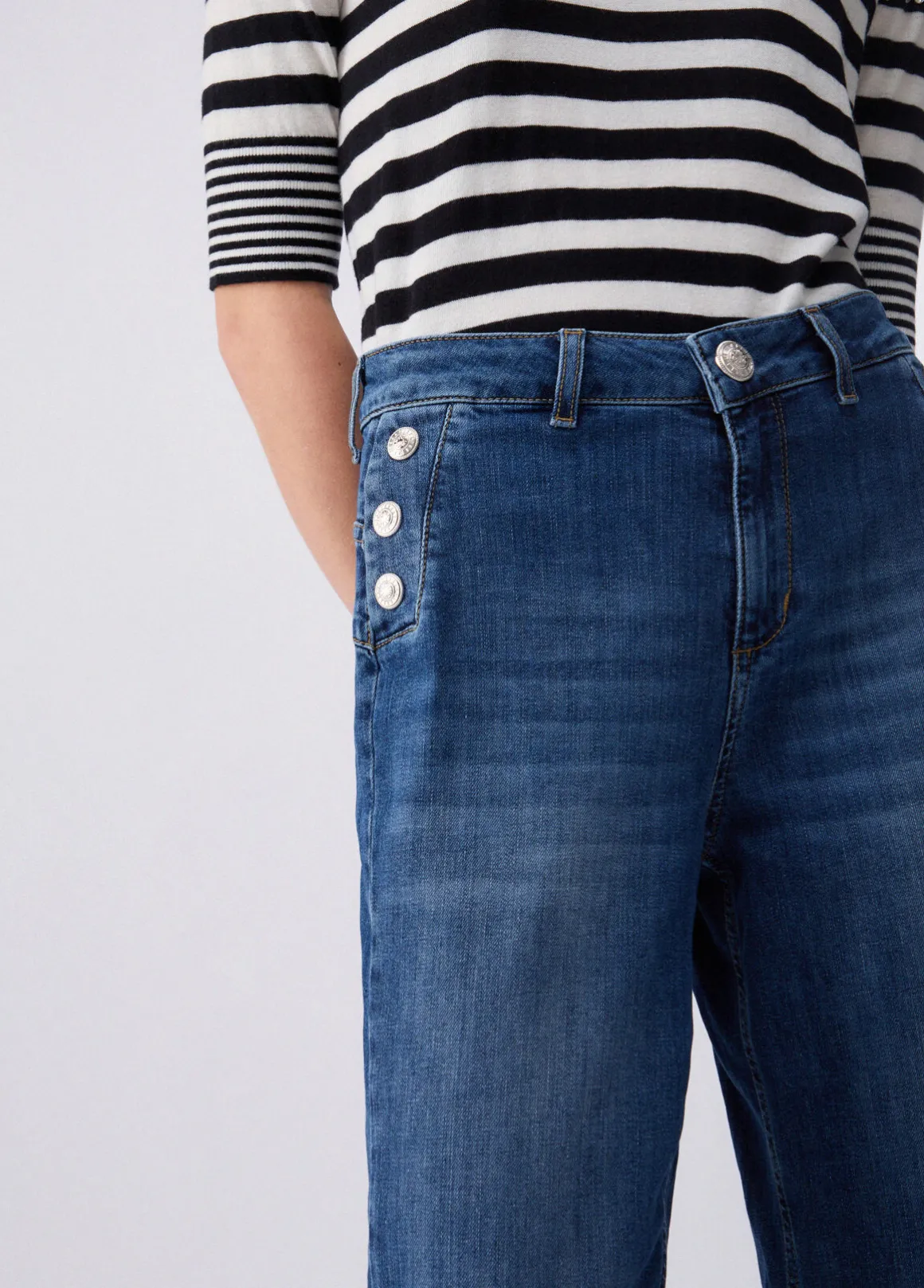 Jeans flare a vita alta con bottoni