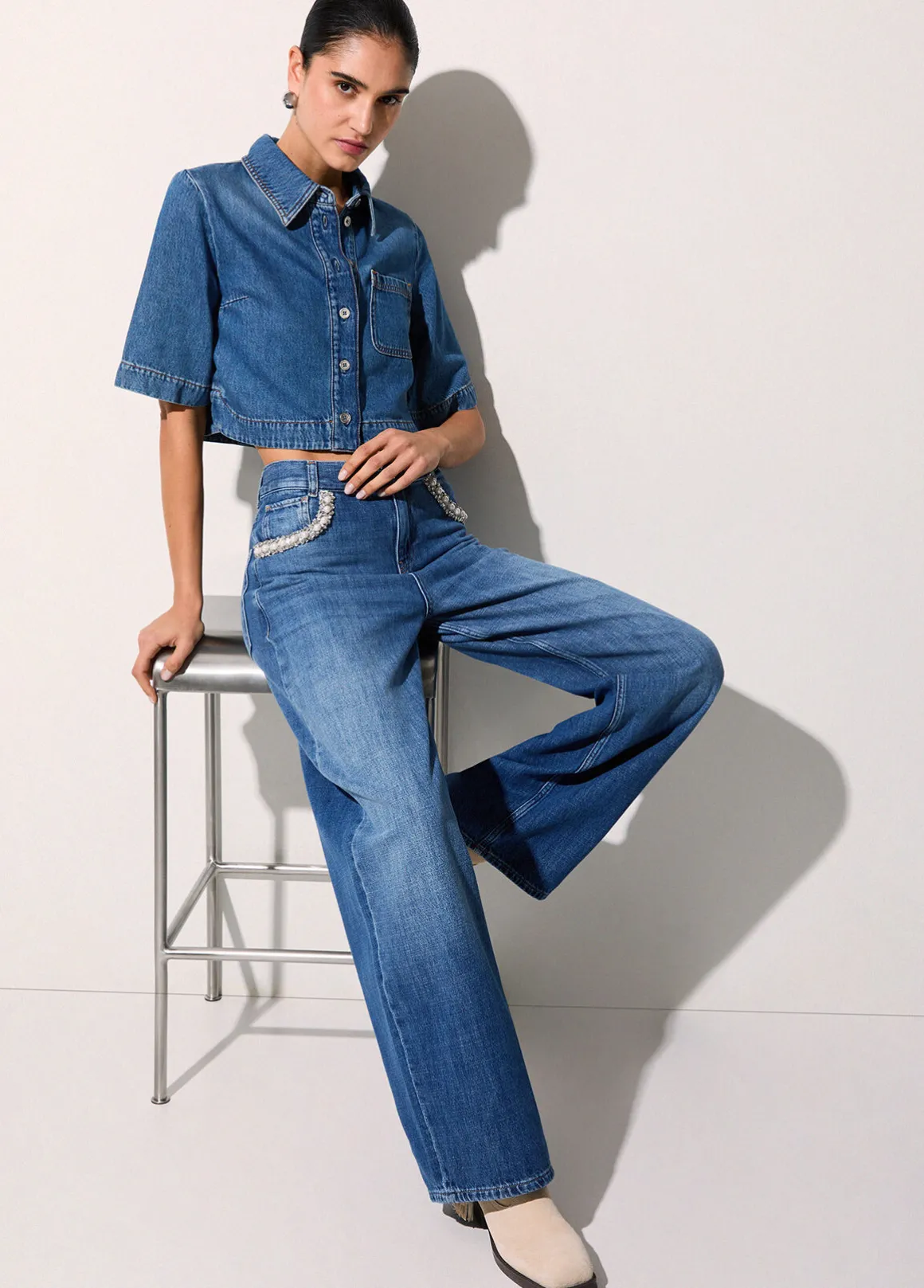 Jeans flare con applicazioni gioiello