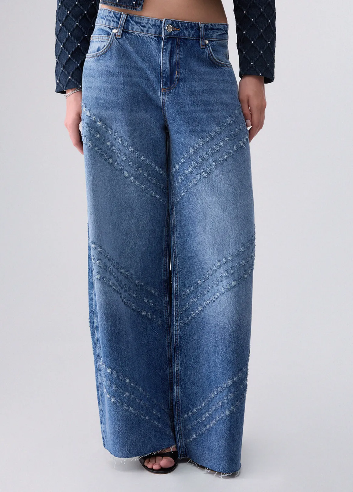 Jeans flare con dettagli laserati
