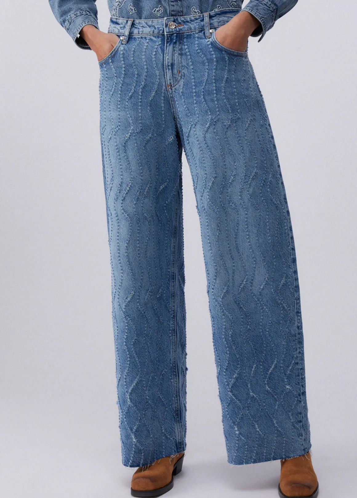 Jeans flare con dettagli laserati