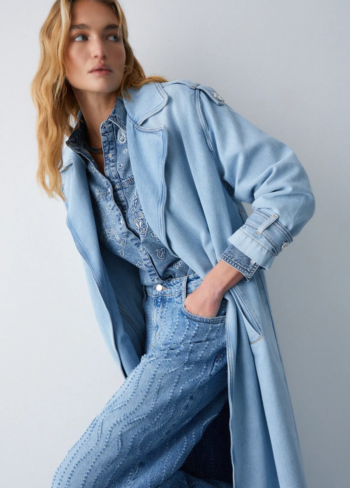 Jeans flare con dettagli laserati