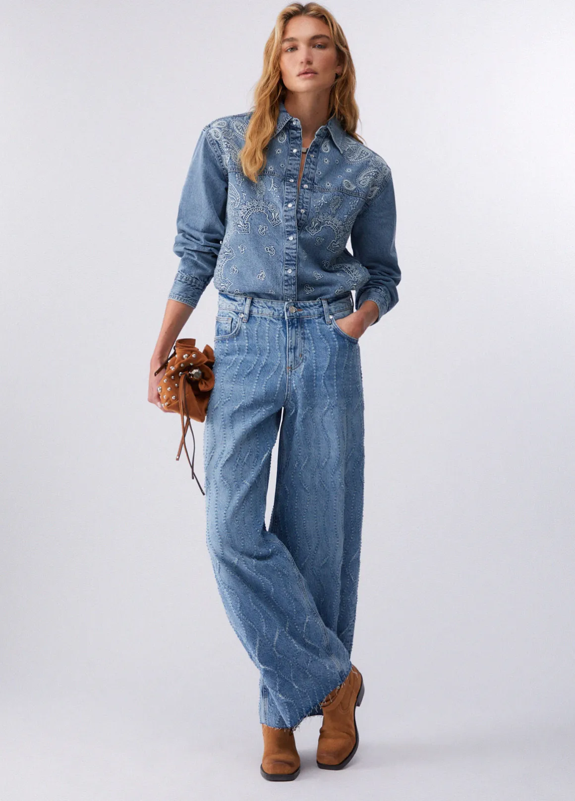 Jeans flare con dettagli laserati