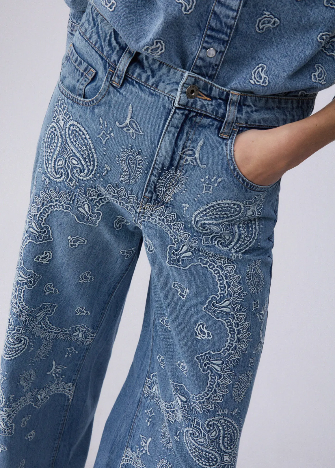 Jeans flare con ricami