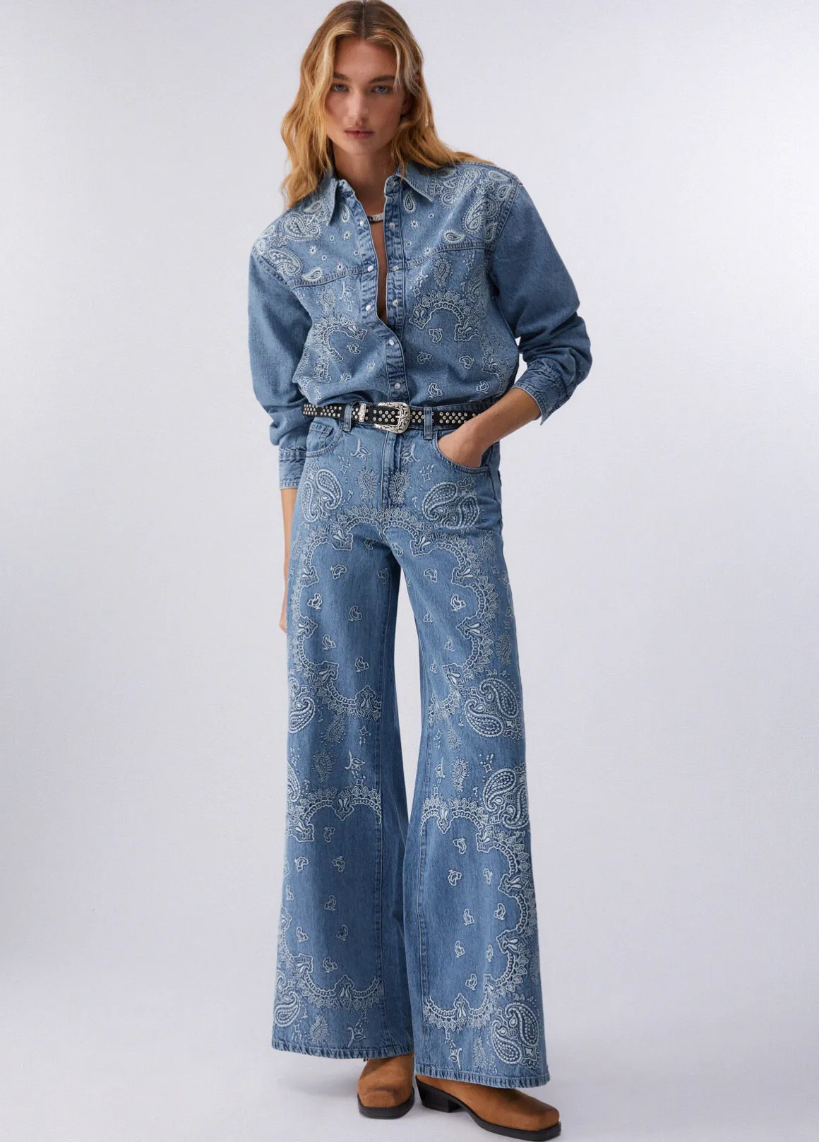 Jeans flare con ricami