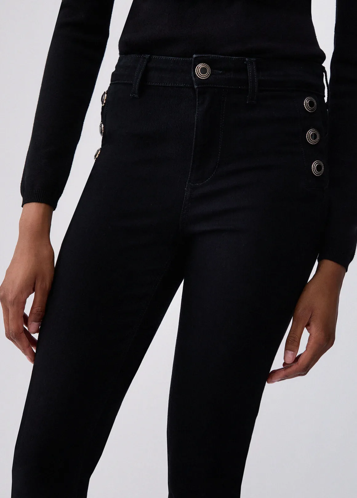 Jeans skinny con bottoni decorativi