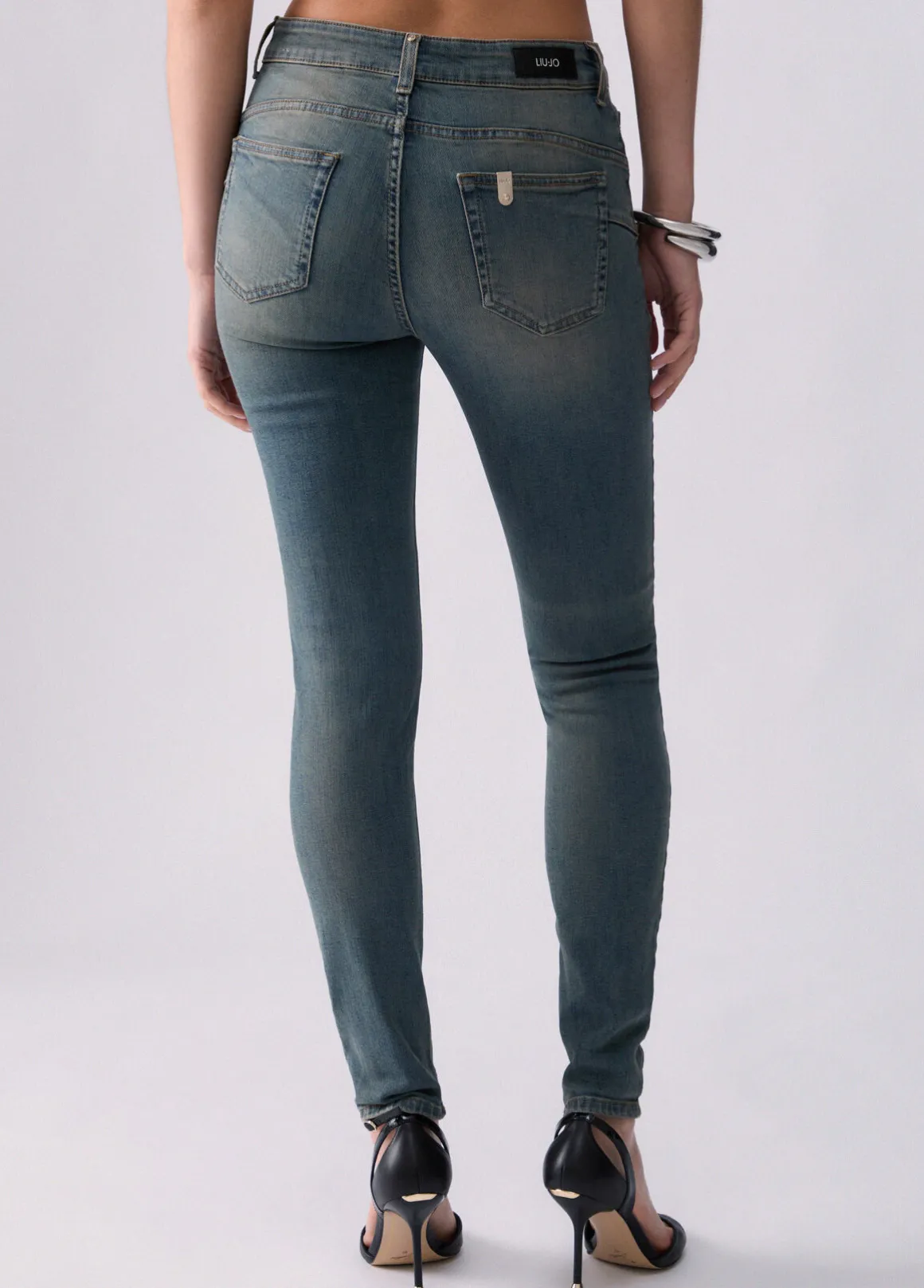 Jeans skinny con bottoni lavorati
