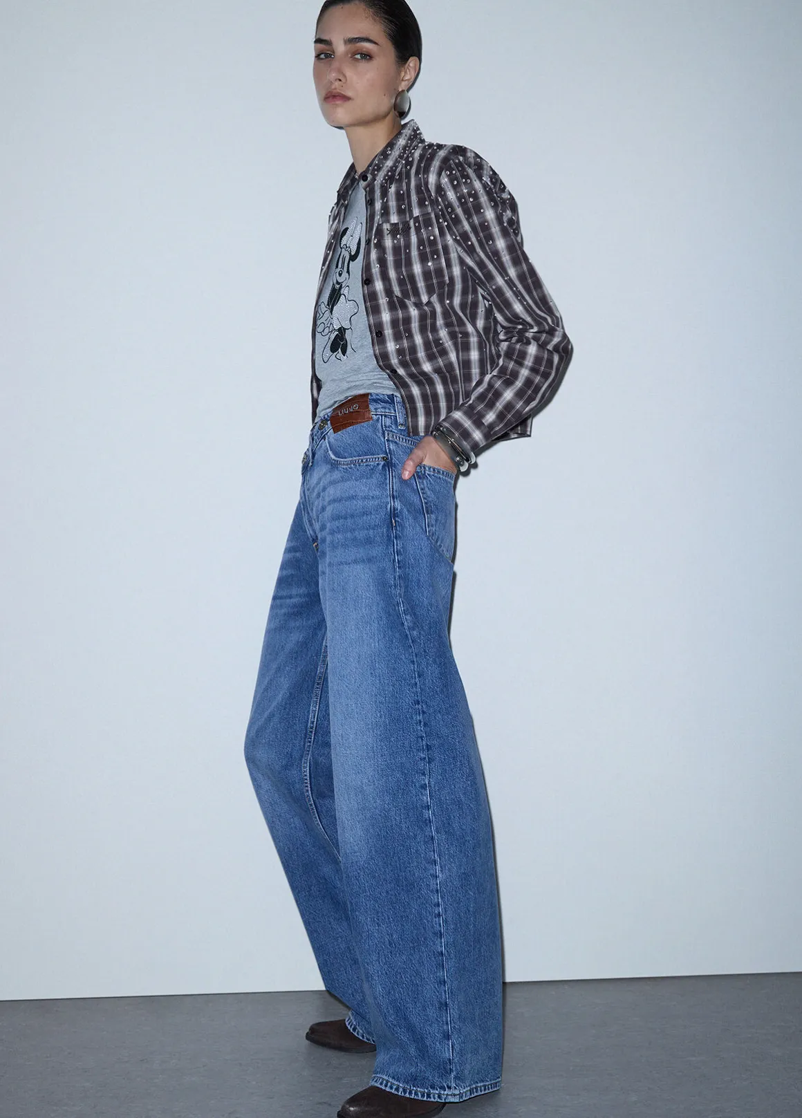 Jeans straight con cintone asimmetrico