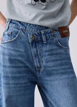 Jeans straight con cintone asimmetrico