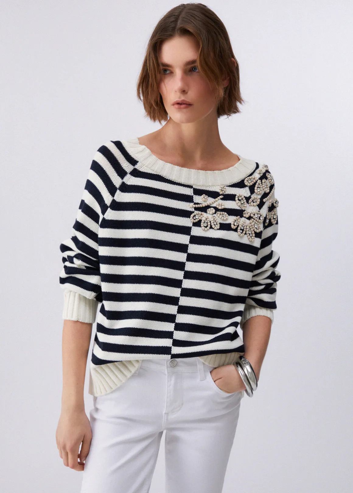 Maglia con ricami gioiello