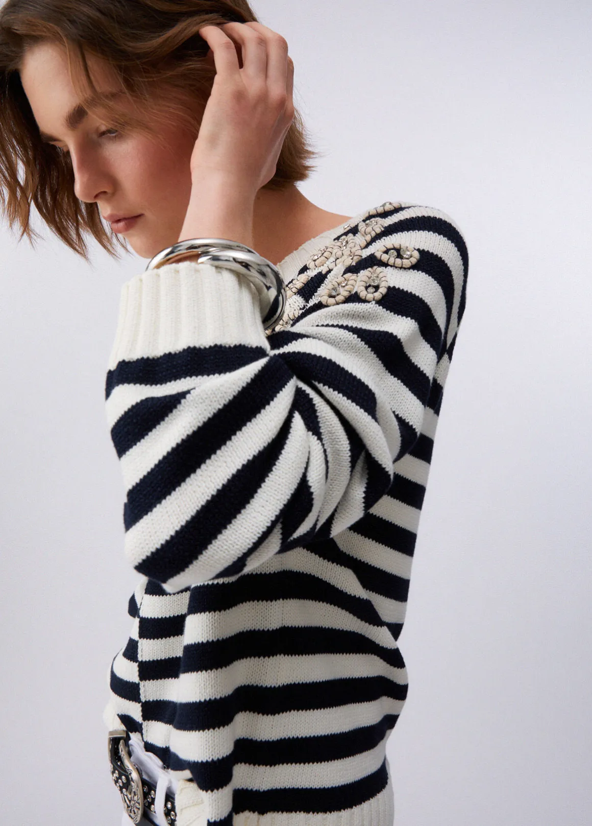 Maglia con ricami gioiello
