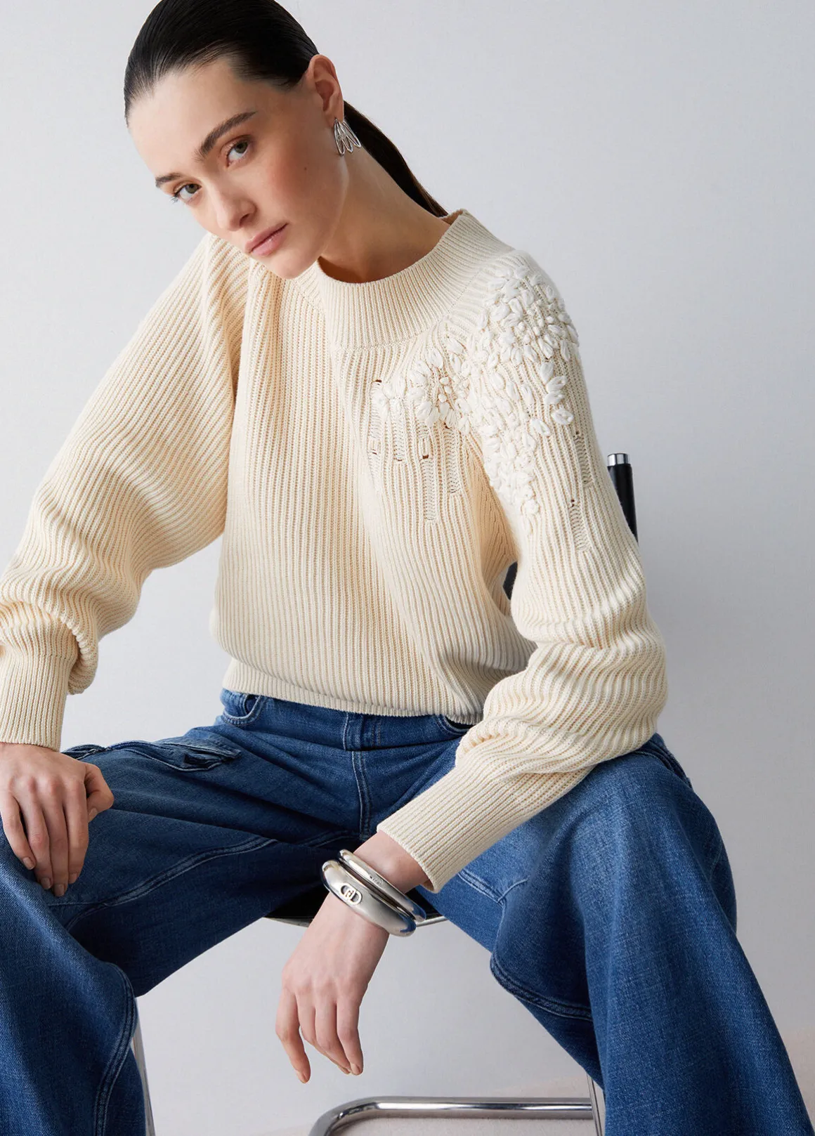Maglia con ricamo in rafia