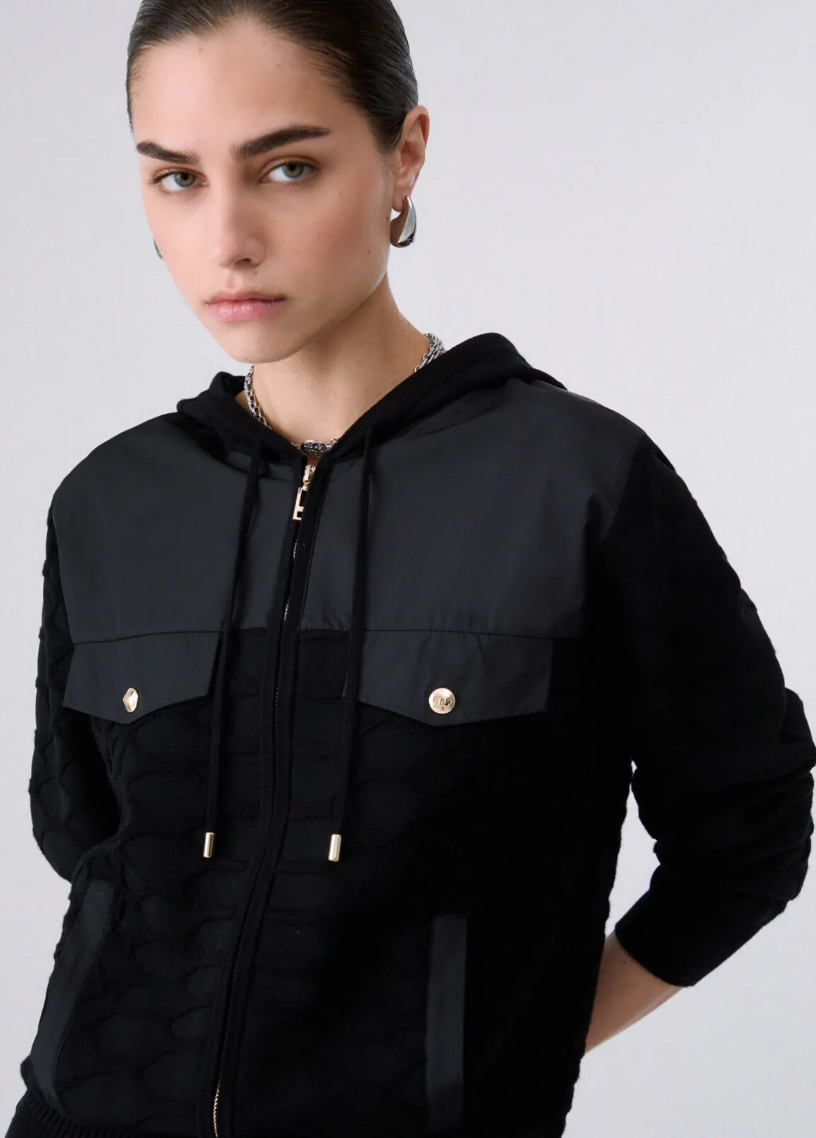 Maglia con zip e cappuccio