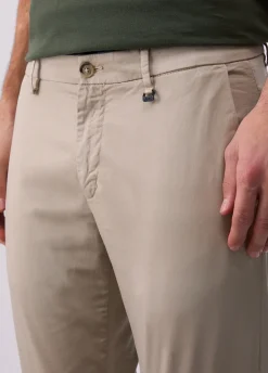 Pantaloni chino in raso
