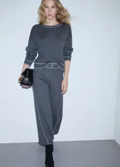 Pantaloni con cuciture a contrasto