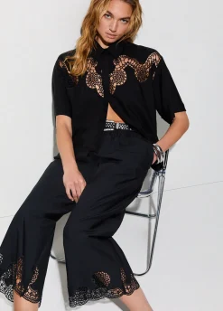 Pantaloni con ricami traforati
