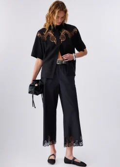 Pantaloni con ricami traforati