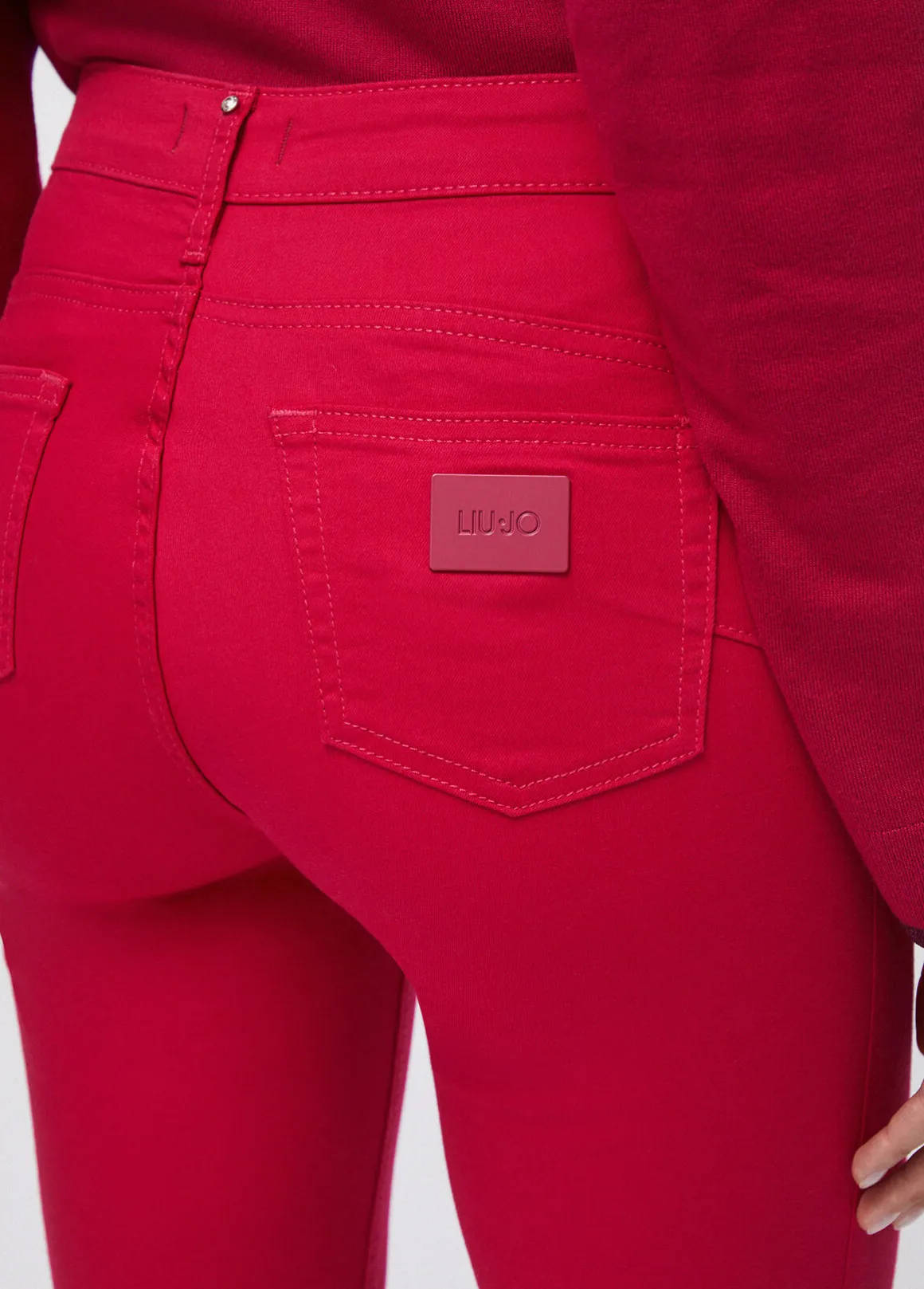Pantaloni cropped a vita alta