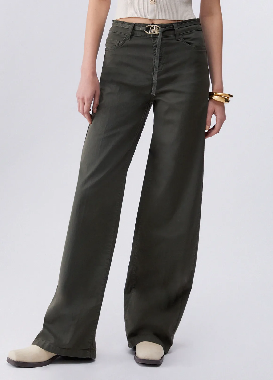 Pantaloni flare con cintura