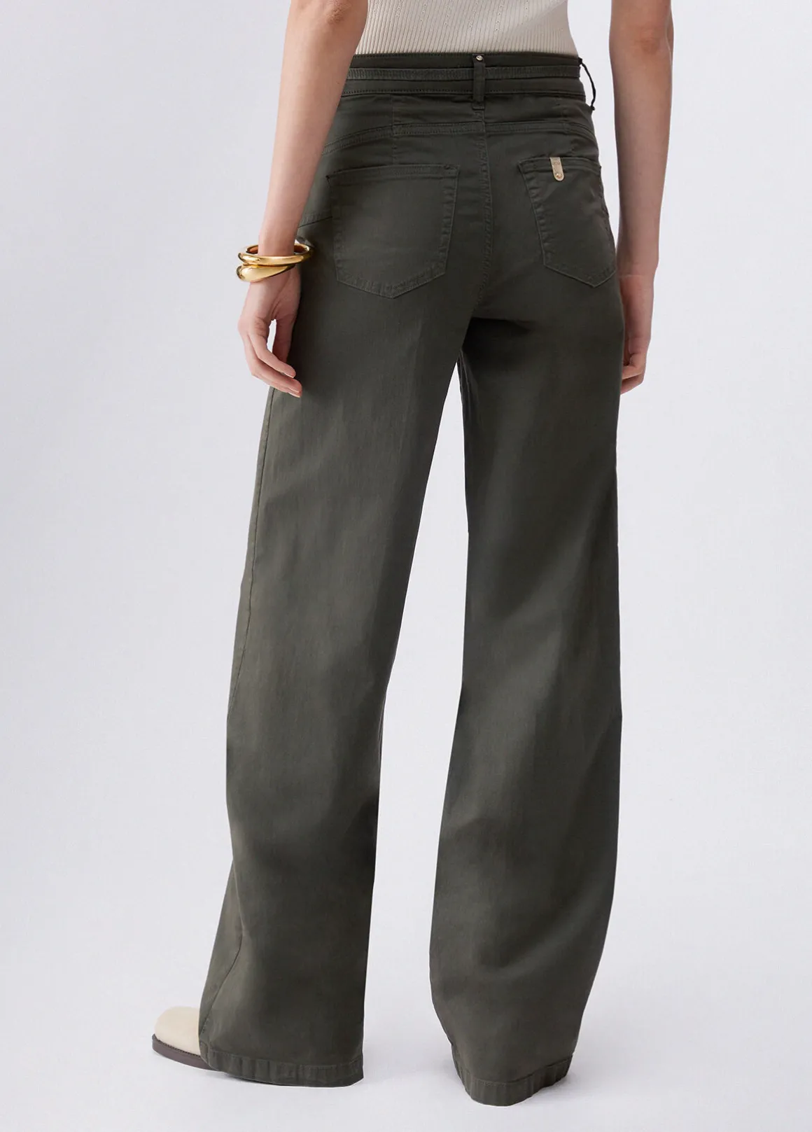 Pantaloni flare con cintura