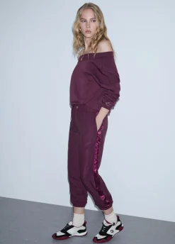 Pantaloni jogging con tape logato