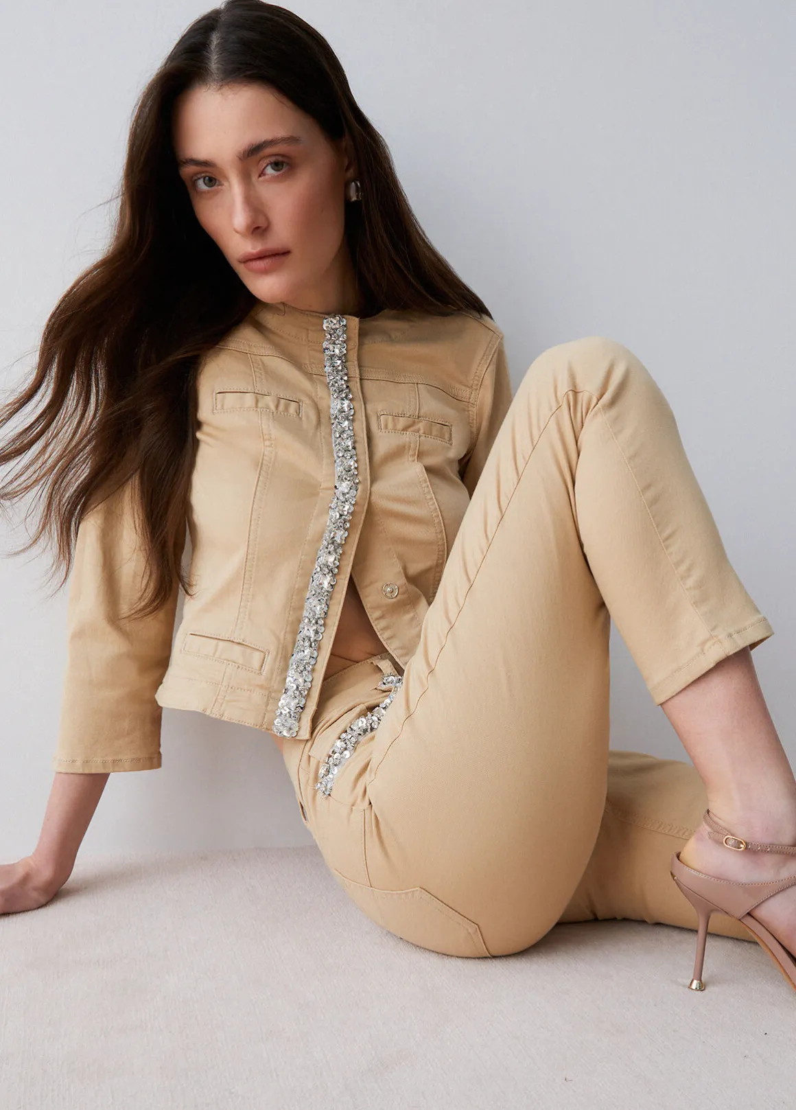 Pantaloni skinny con applicazioni gioiello
