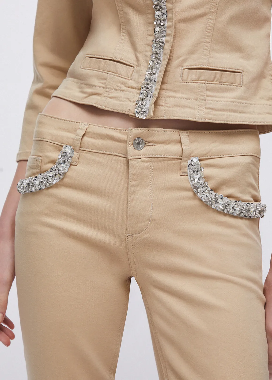 Pantaloni skinny con applicazioni gioiello