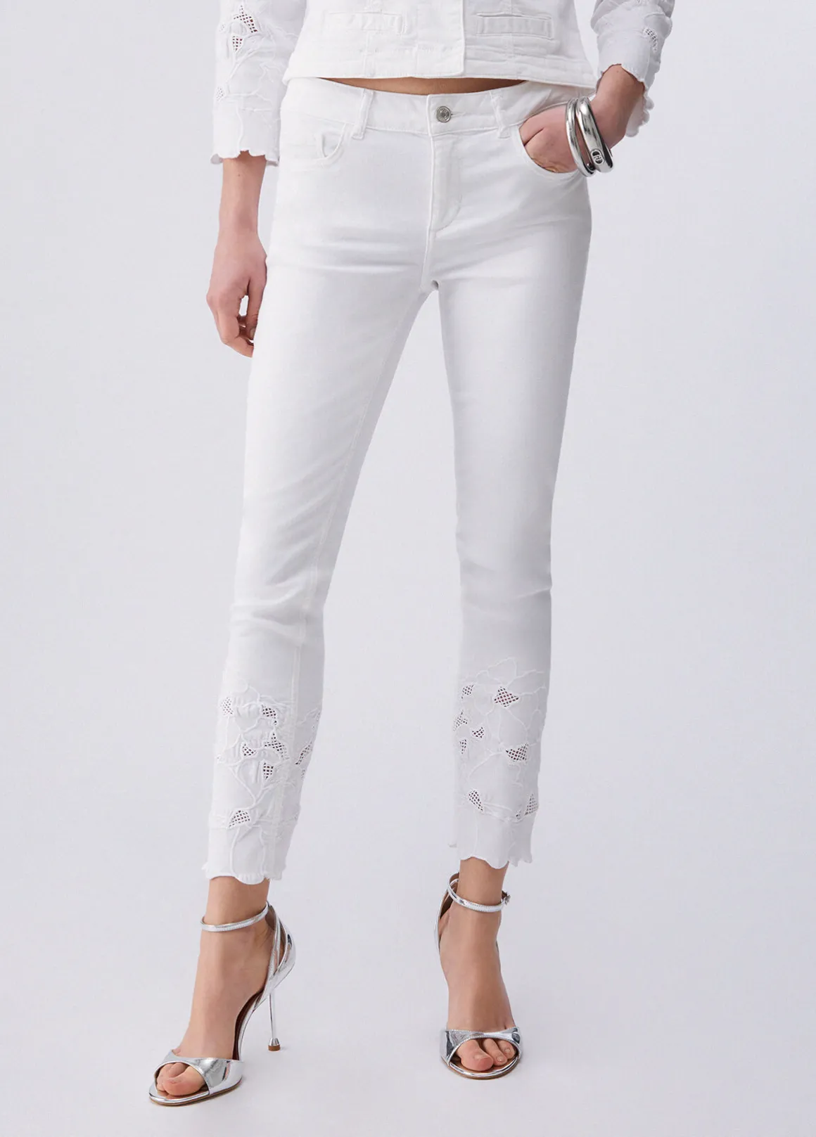 Pantaloni skinny con ricamo sangallo