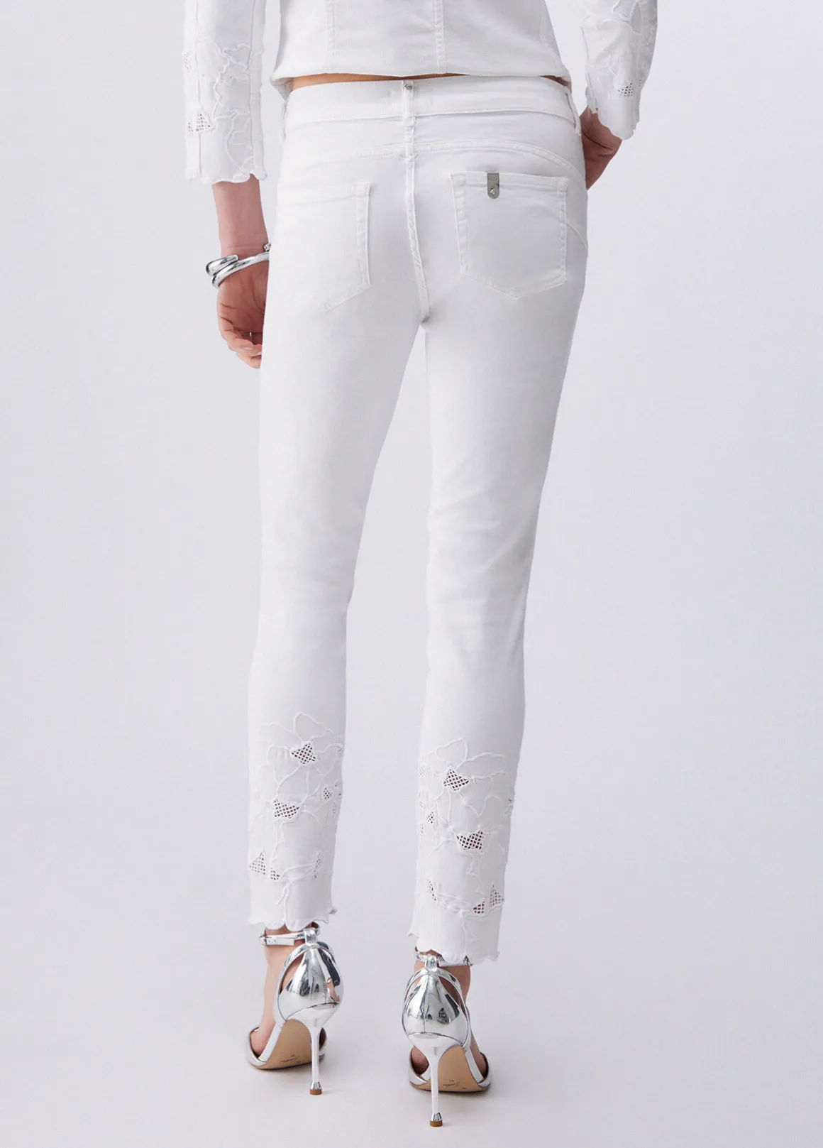 Pantaloni skinny con ricamo sangallo