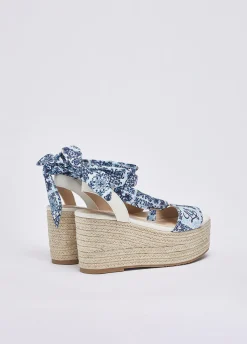Sandali zeppa con foulard