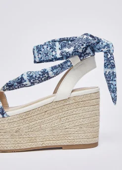 Sandali zeppa con foulard