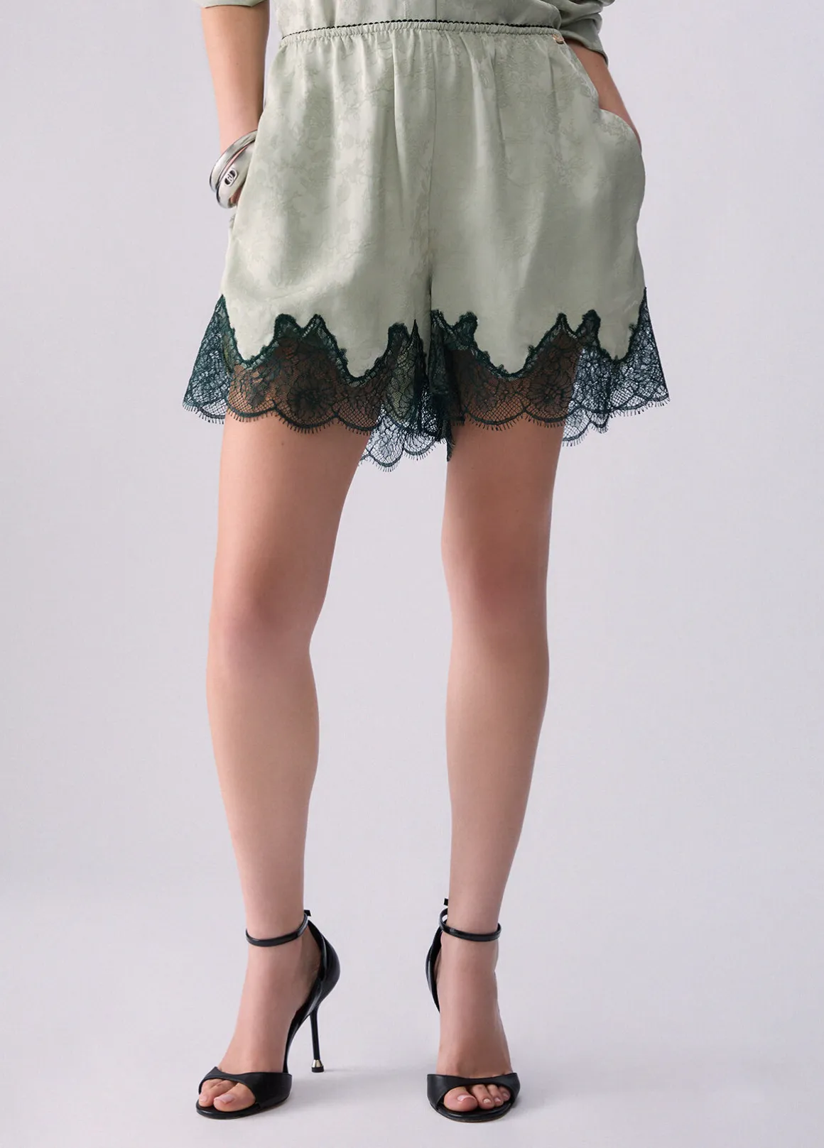 Short jacquard con dettagli in pizzo