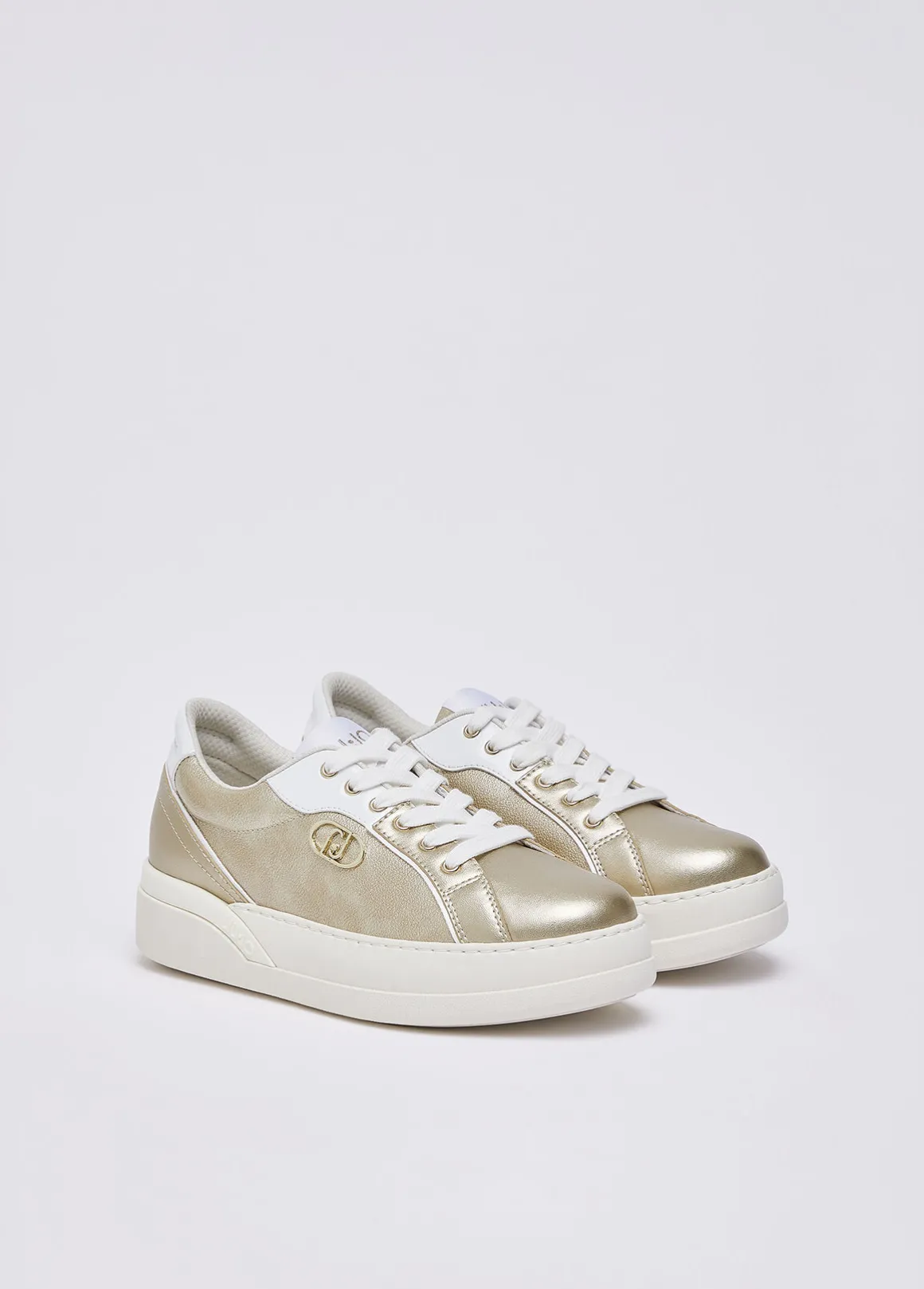 Sneakers in pelle laminata