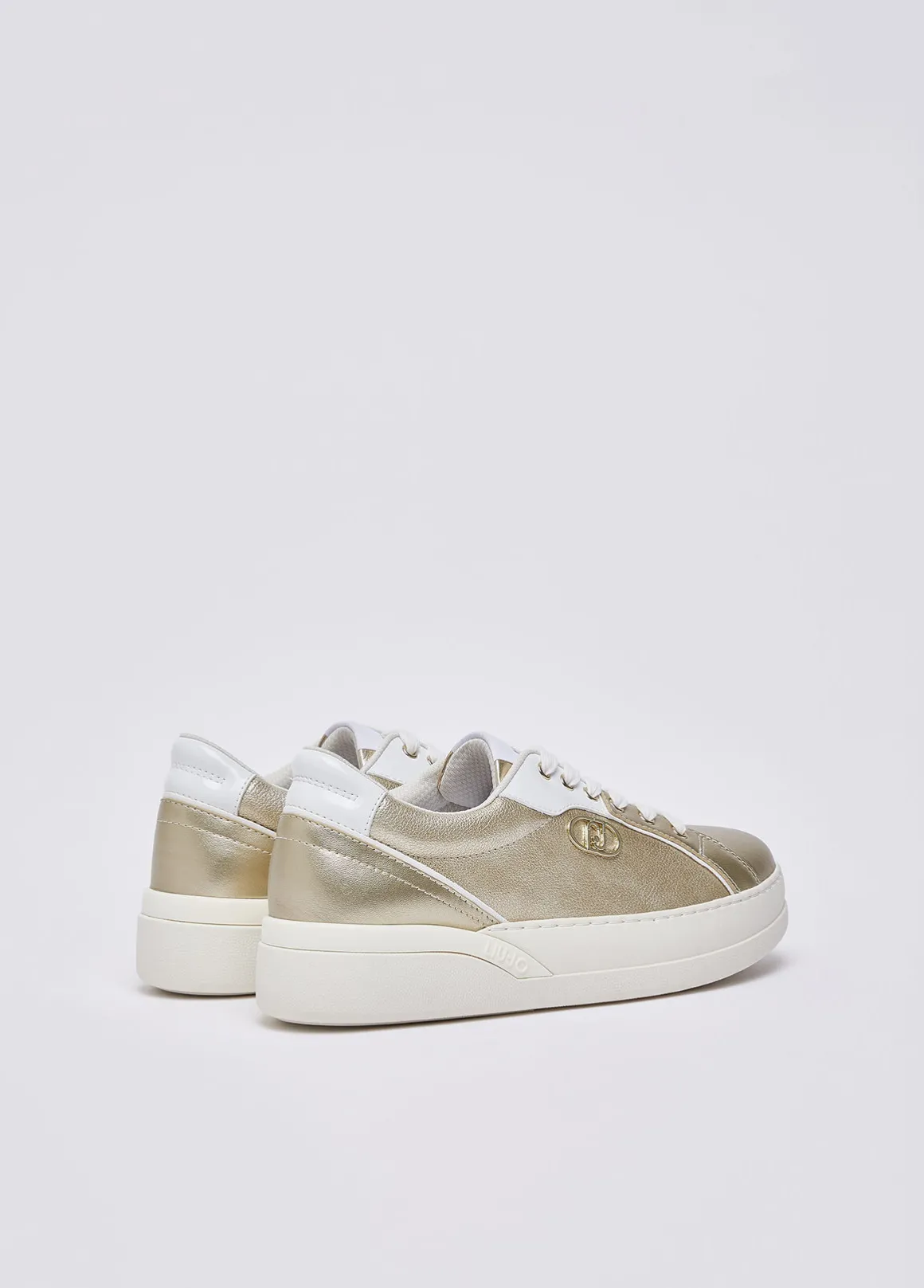 Sneakers in pelle laminata