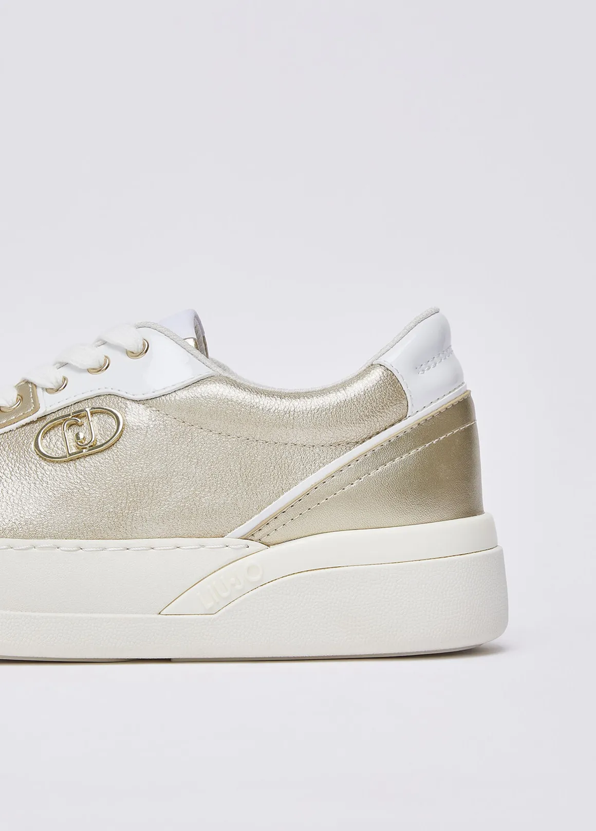 Sneakers in pelle laminata