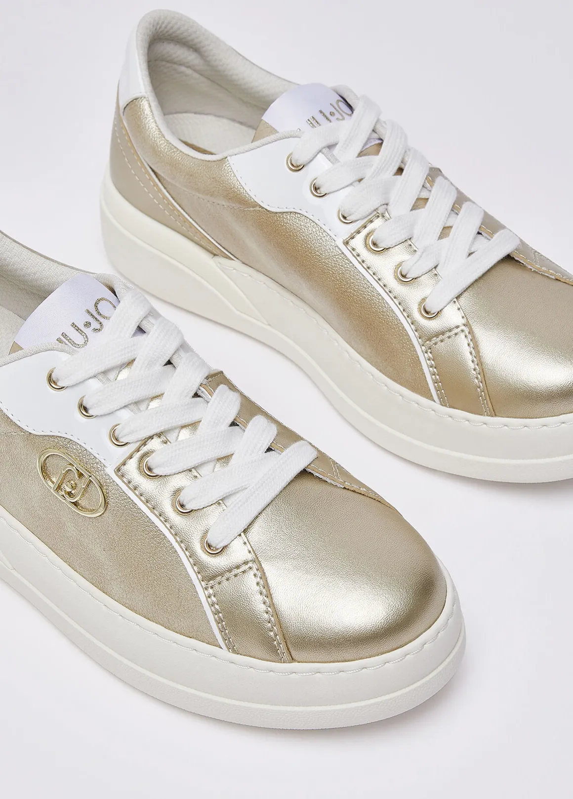 Sneakers in pelle laminata
