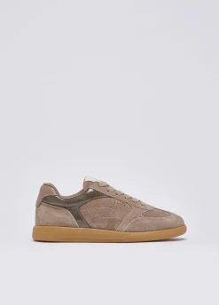 Sneakers in suede