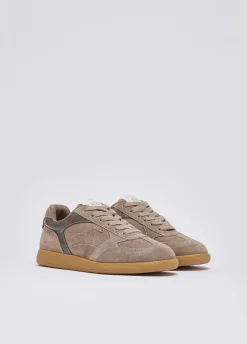 Sneakers in suede