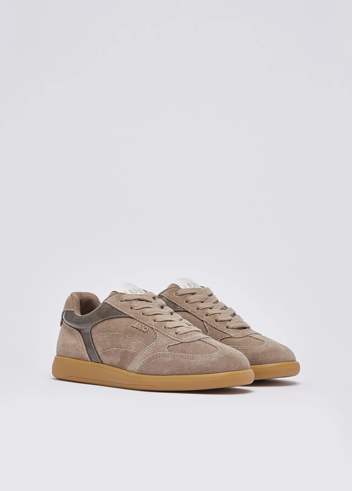 Sneakers in suede